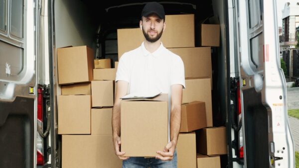 Jak sprawnie pakować towary w firmie? Sprawdzone maszyny pakujące na pewno ułatwią pracę