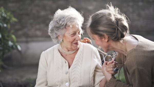 Opiekunki osób starszych – jakie powinny mieć kwalifikacje?