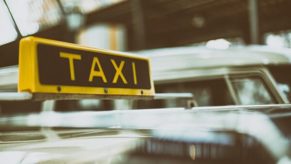 Jakie nietypowe usługi zrealizuje dla Ciebie taksówkarz, a przewóz osób nie?