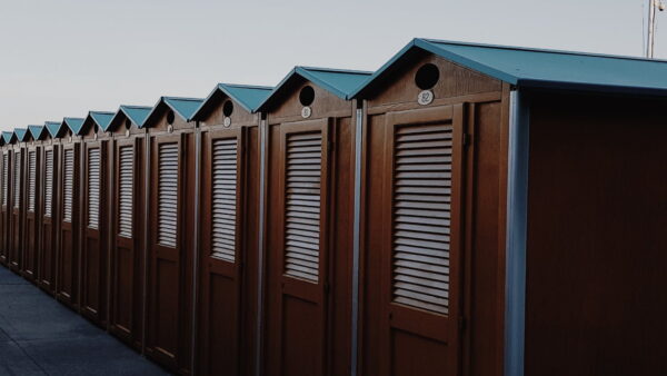 Kabiny sanitarne – jak wybrać najlepsze?