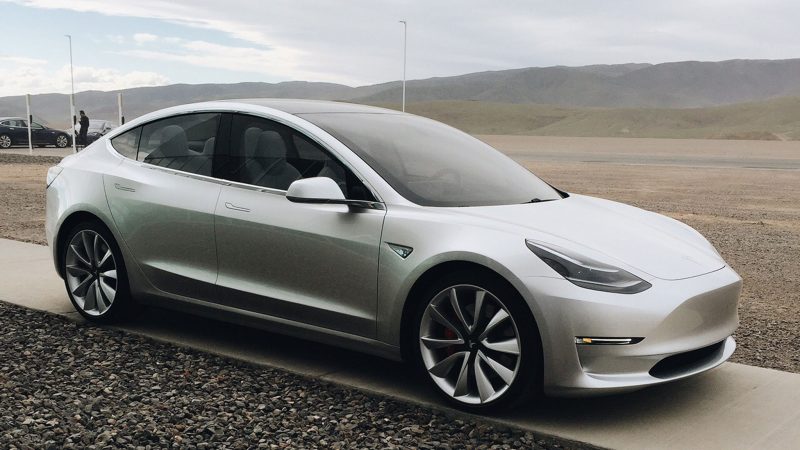 Samochody Tesla będą jeździły same