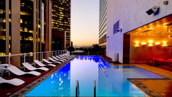 Jak wybrać dobry hotel z basenem?
