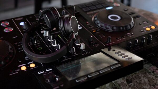 Czym różni się zawodowy DJ od amatora?