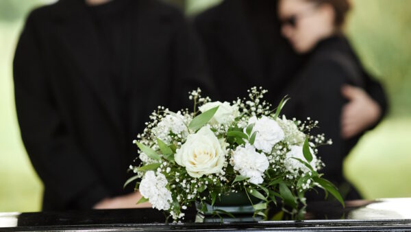 Jak przygotowuje się wiązanki pogrzebowe?